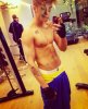 justin_bieber_shirtless_abs_gym_selfie_instagram_18ms63k-18ms63q.jpg