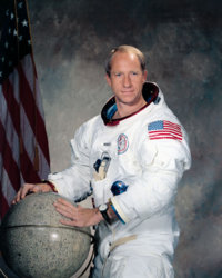 nasa-apollo-15-astronaut-alfred-al-m-worden-full-colour-portrait-1912-p.jpg