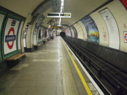 Kennington_station_southbound_Charing_X_look_north.jpg